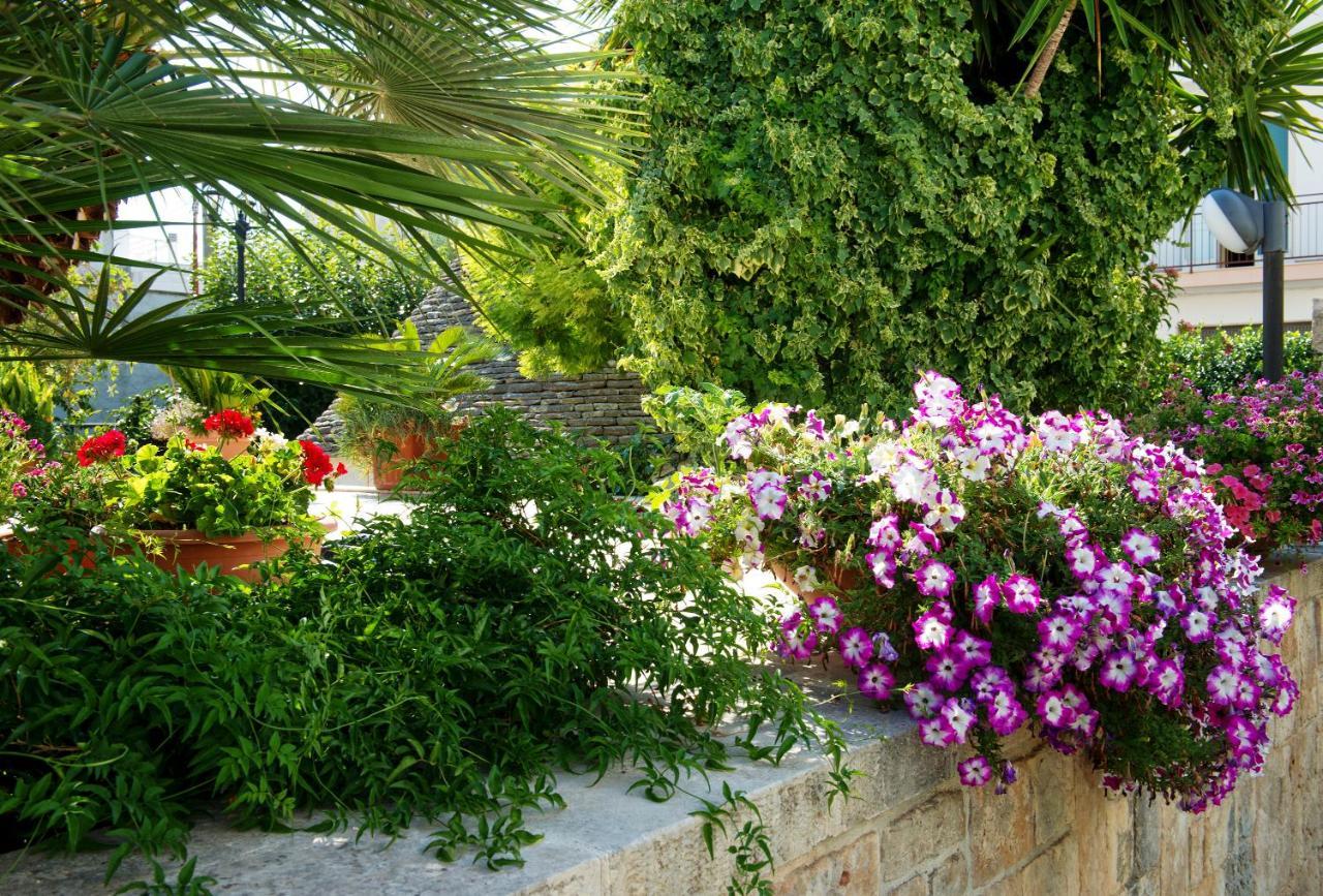 Trullo Giardino Fiorito Bed & Breakfast Alberobello Exterior photo